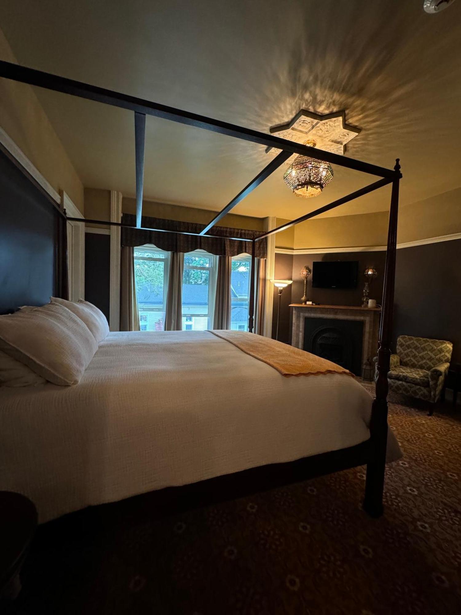 The Edwards Waterhouse Inn Fredonia 외부 사진